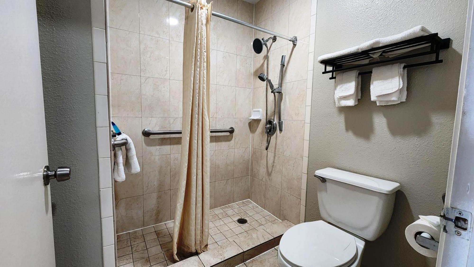 Scottish Inn & Suites Wharton Екстериор снимка