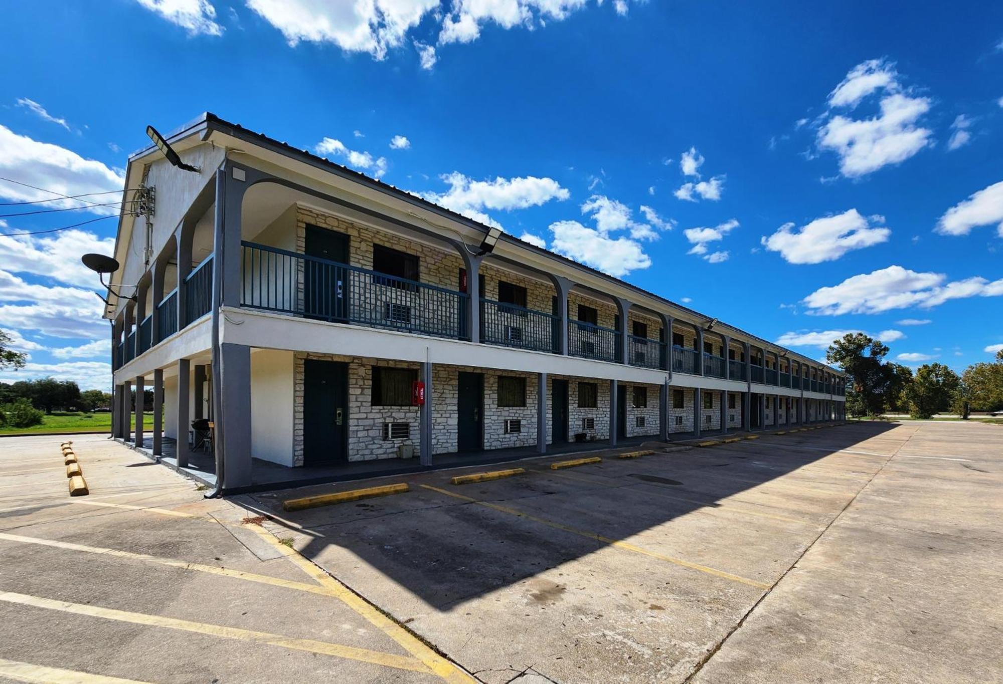 Scottish Inn & Suites Wharton Екстериор снимка