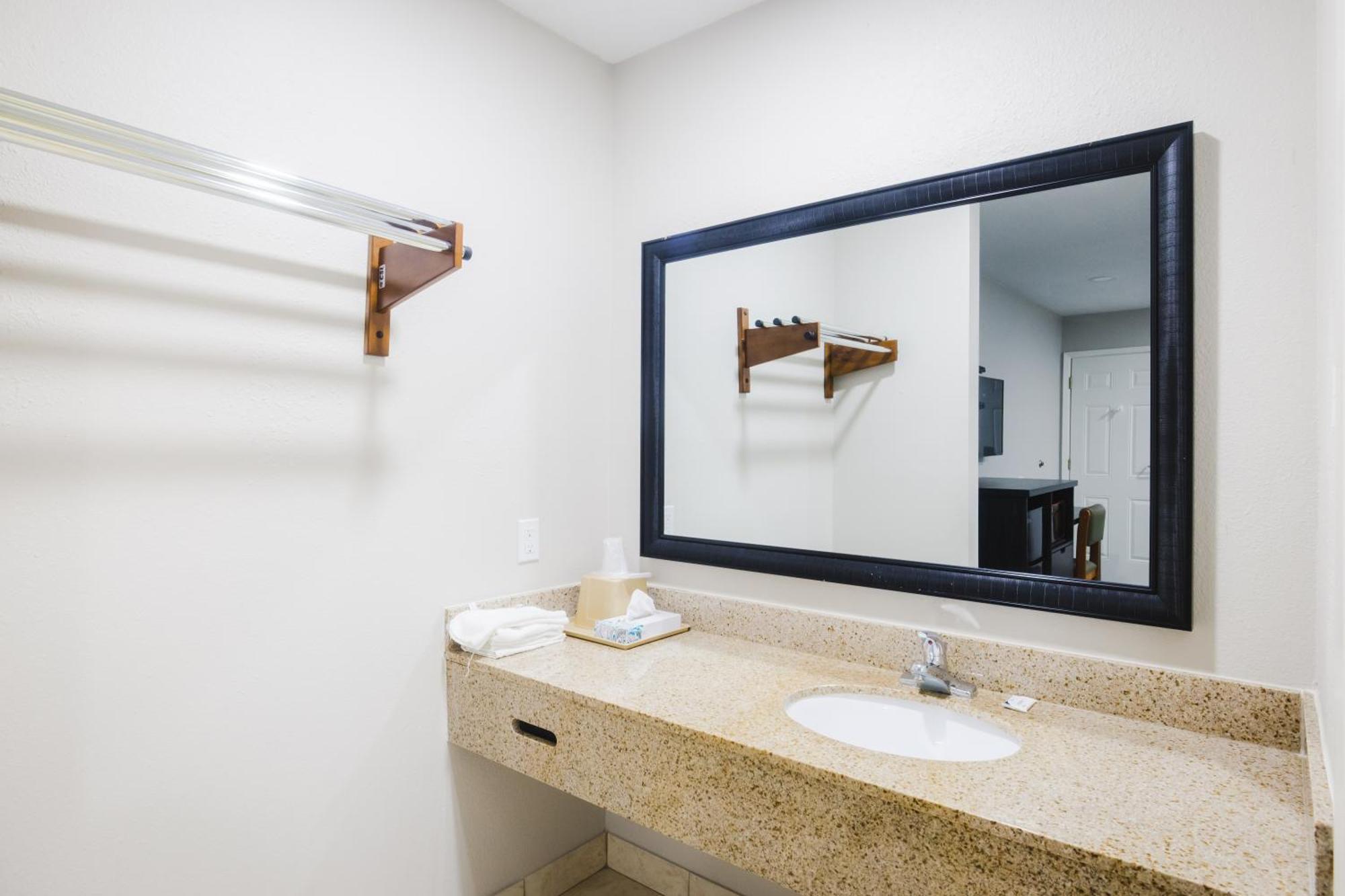 Scottish Inn & Suites Wharton Екстериор снимка