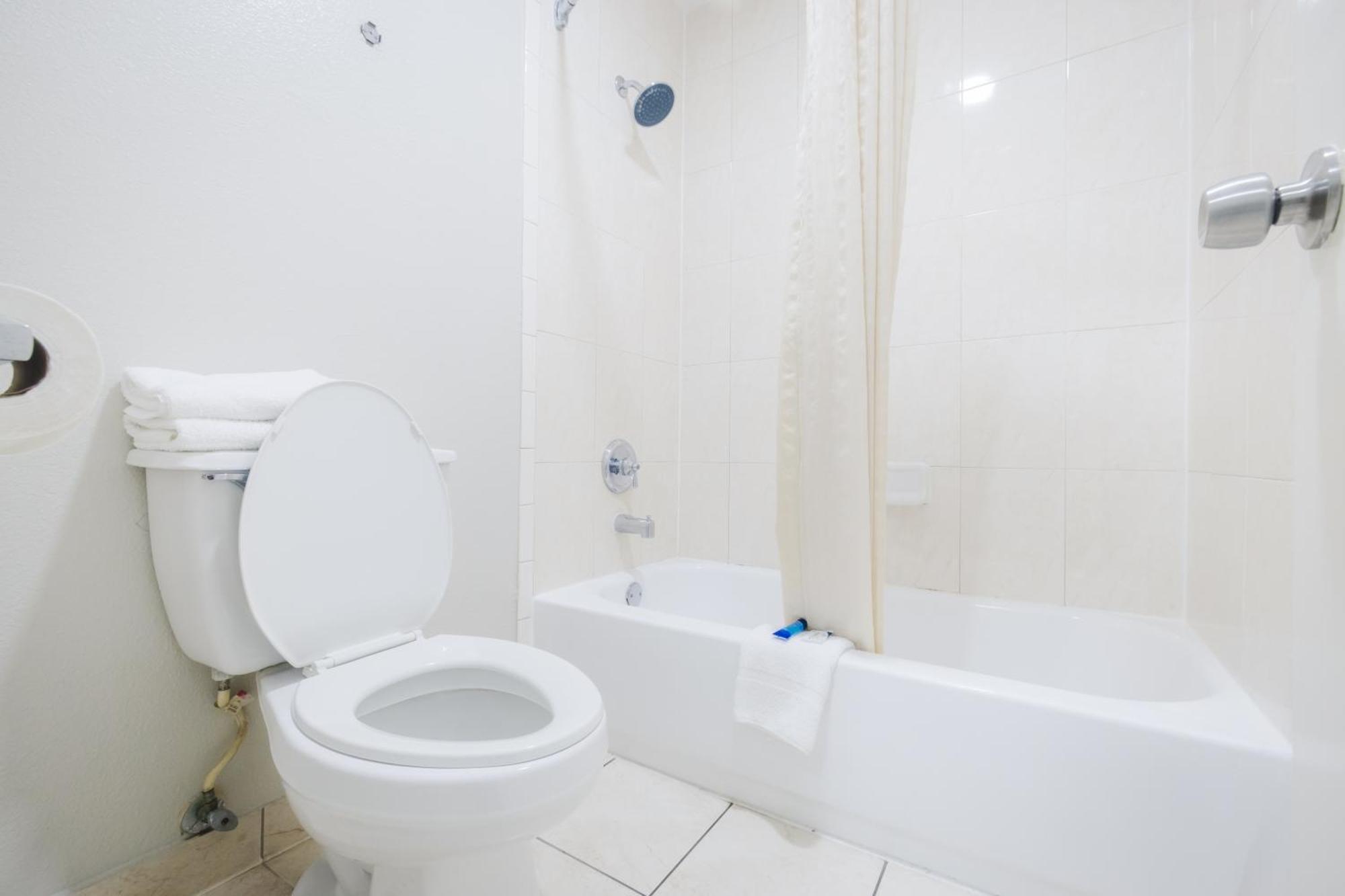 Scottish Inn & Suites Wharton Екстериор снимка