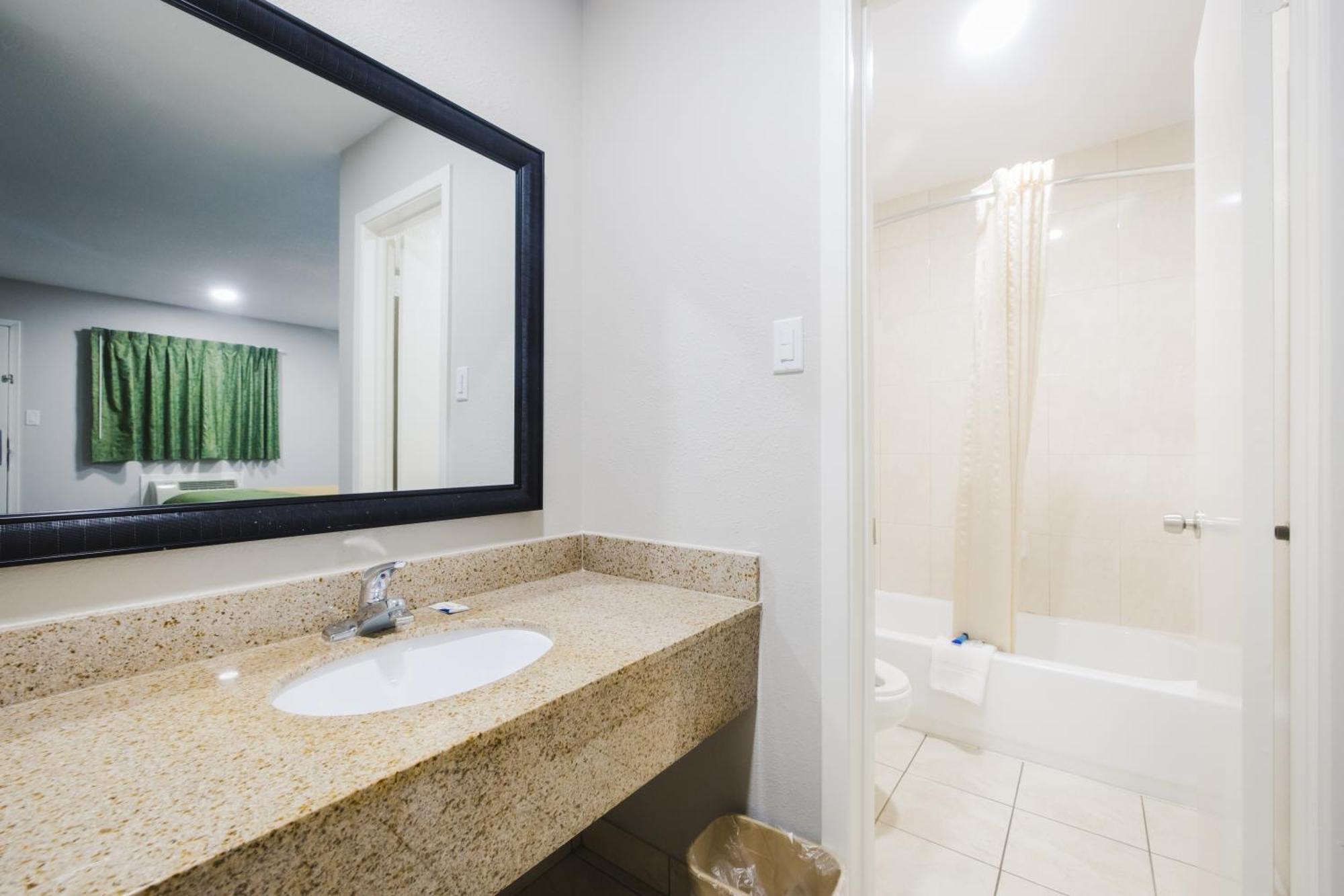 Scottish Inn & Suites Wharton Екстериор снимка