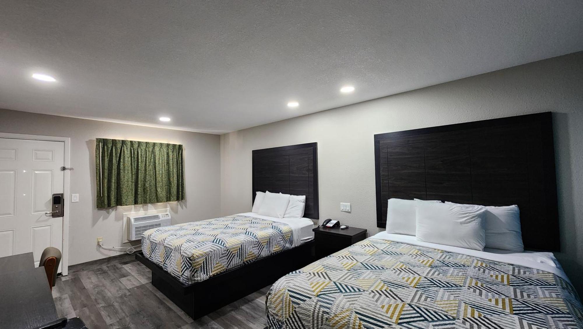 Scottish Inn & Suites Wharton Екстериор снимка