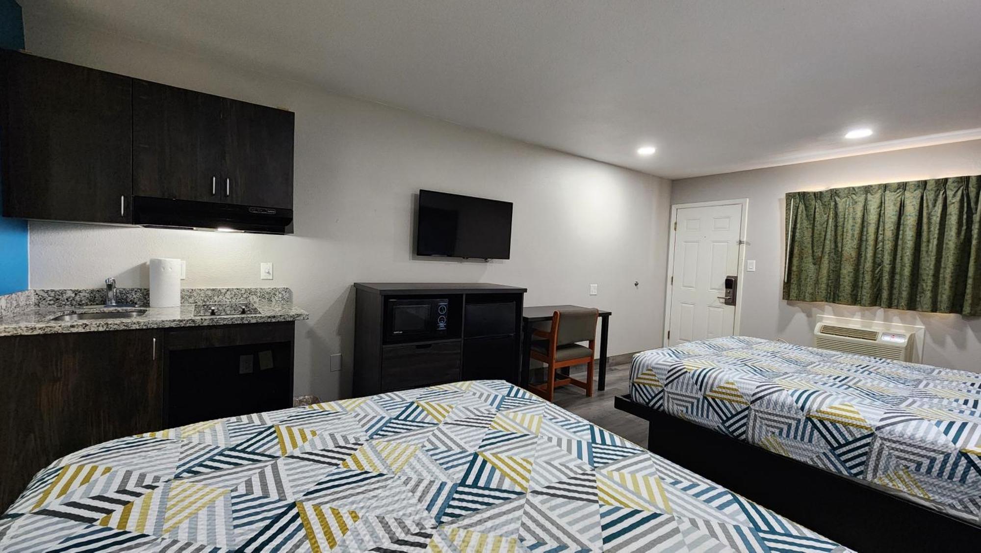 Scottish Inn & Suites Wharton Екстериор снимка