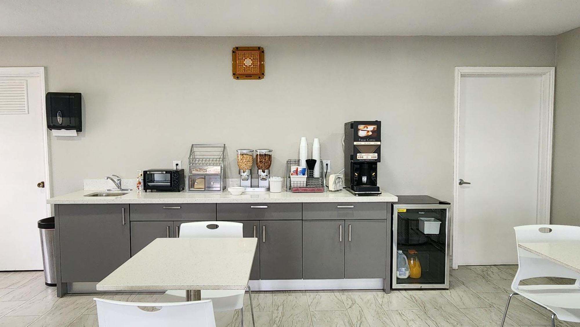 Scottish Inn & Suites Wharton Екстериор снимка